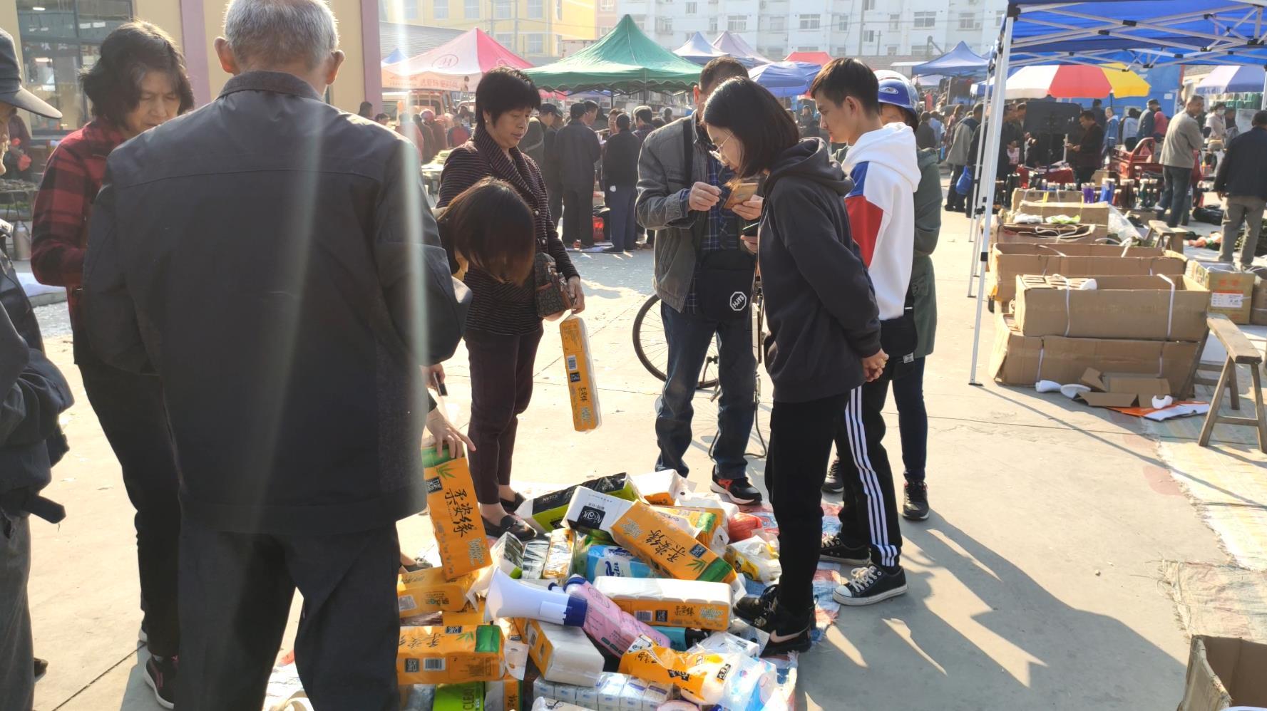 摆地摊小伙的创业之路,摆地摊三小时就赚了500元,他卖什么呀?