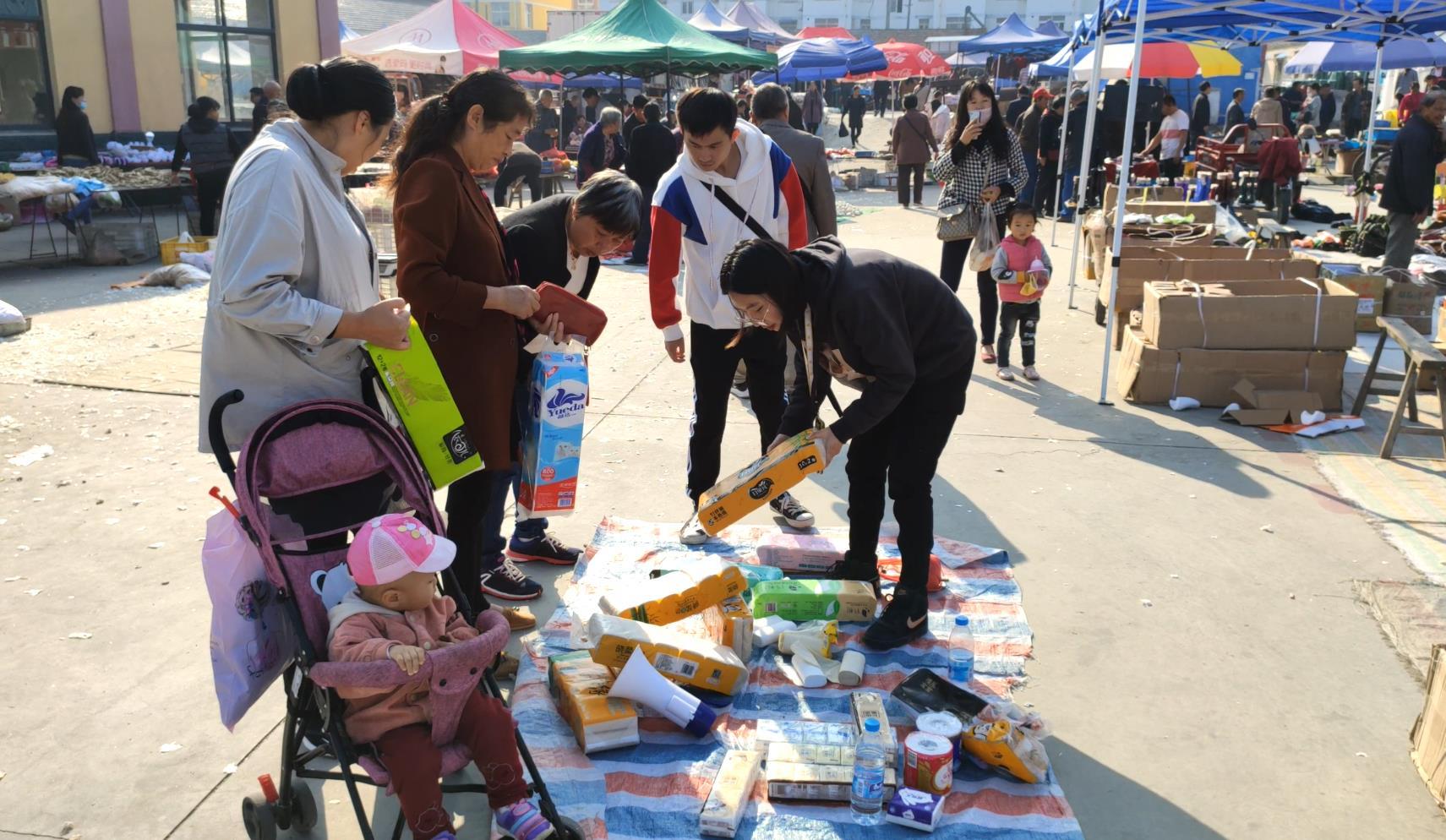 摆地摊小伙的创业之路,摆地摊三小时就赚了500元,他卖什么呀?