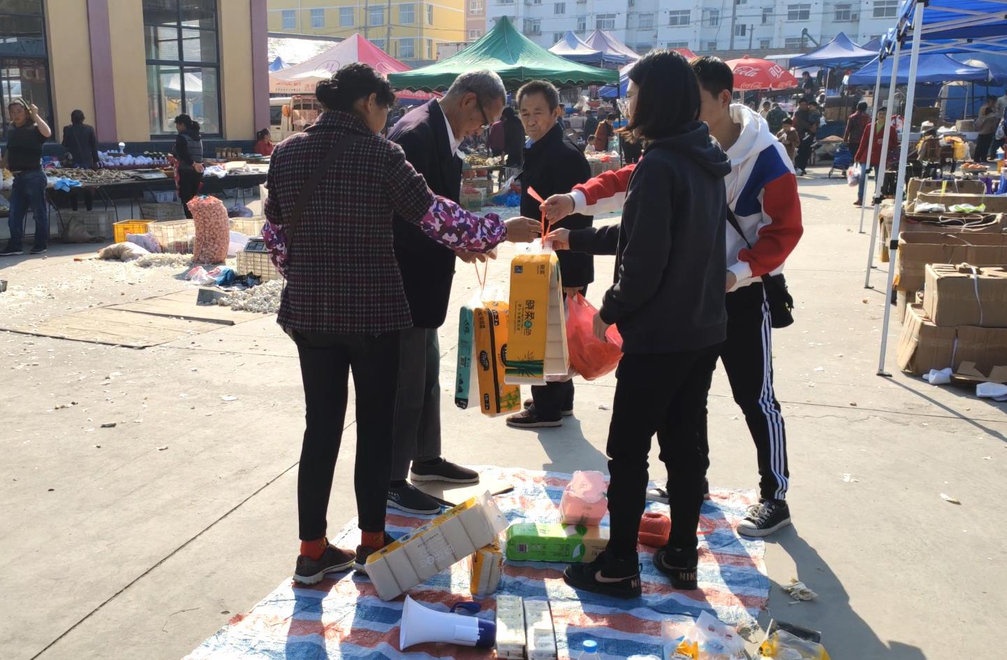 摆地摊小伙的创业之路,摆地摊三小时就赚了500元,他卖什么呀?