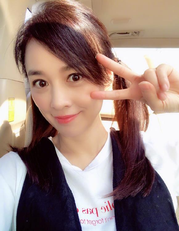 最近又火了张庭的果冻口红,时尚又减龄,意外好看