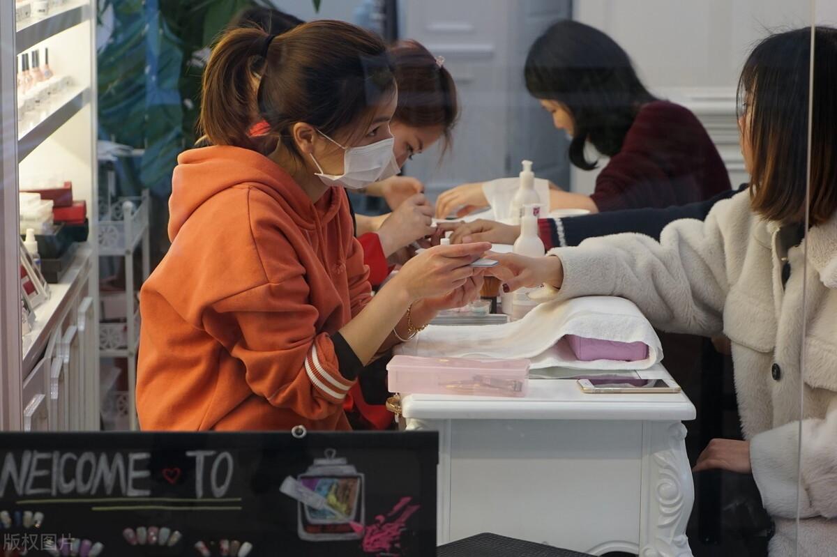 90后辣妈开美甲店,2000元的产品到店就送,暗地赚了26万