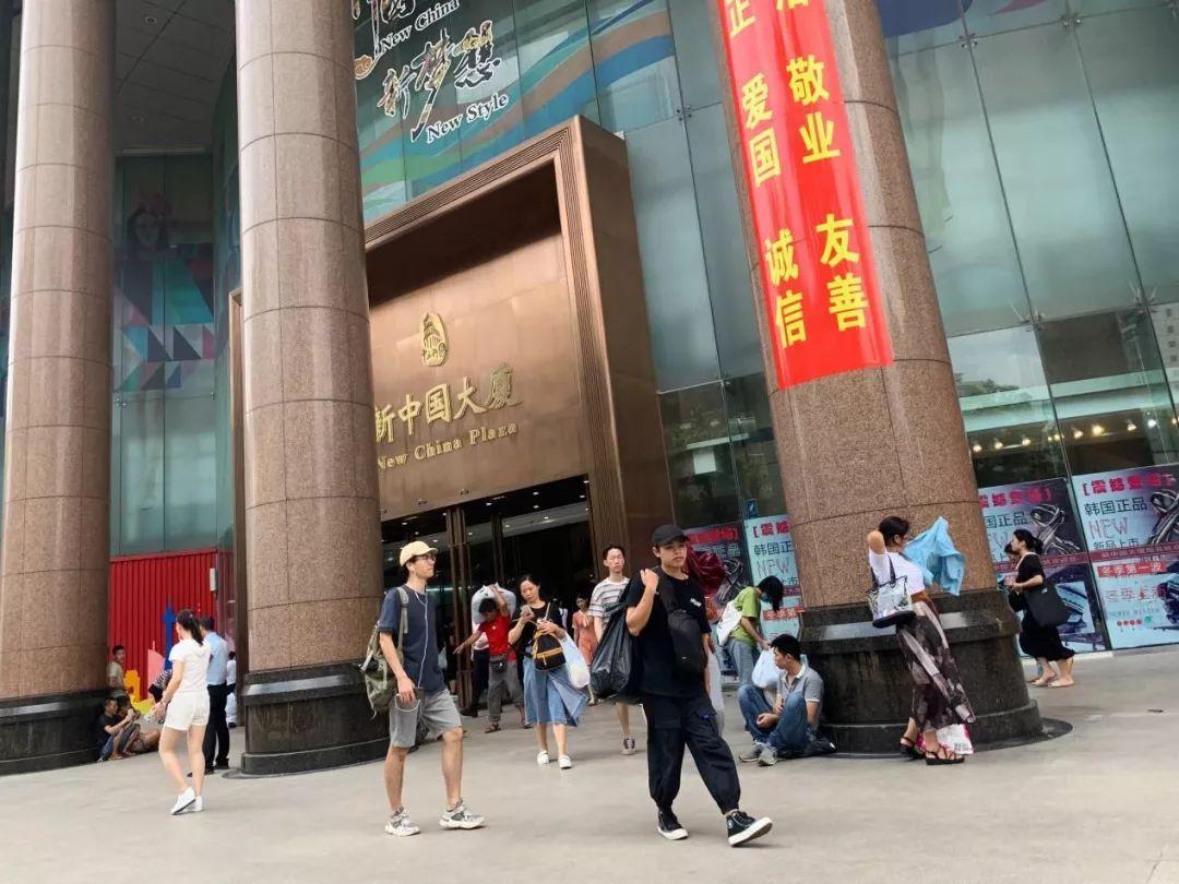 揭秘广州十三行:每天数十万人血拼,买走上千吨衣服