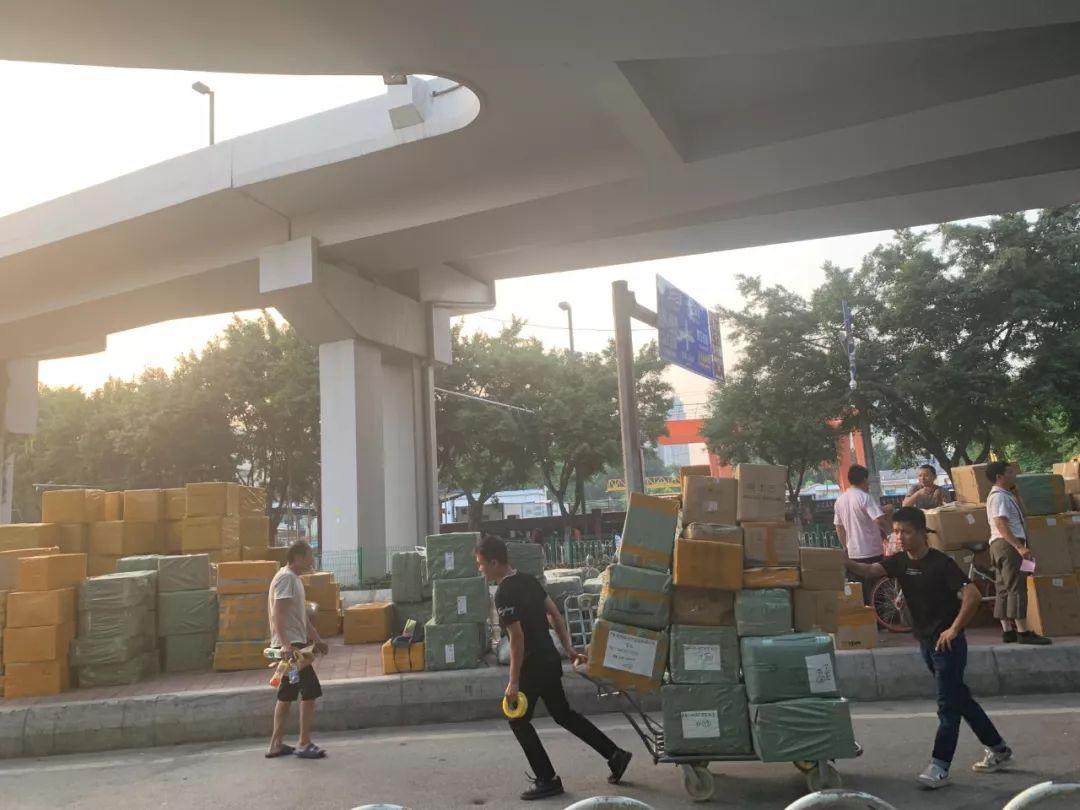 揭秘广州十三行:每天数十万人血拼,买走上千吨衣服