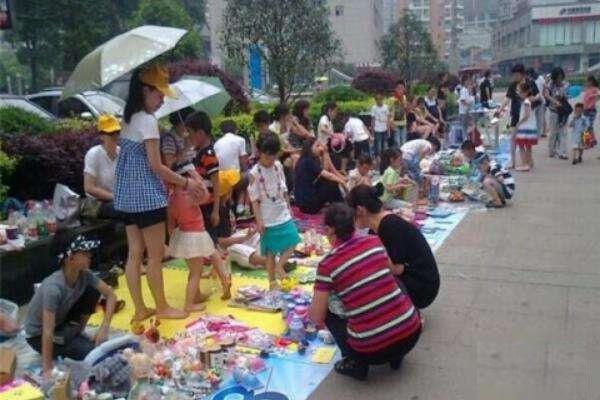 火爆的地摊货批发（盘点暴利地摊货）
