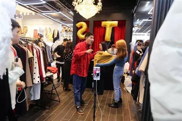 深夜,我在韩国东大门“血拼”了三小时