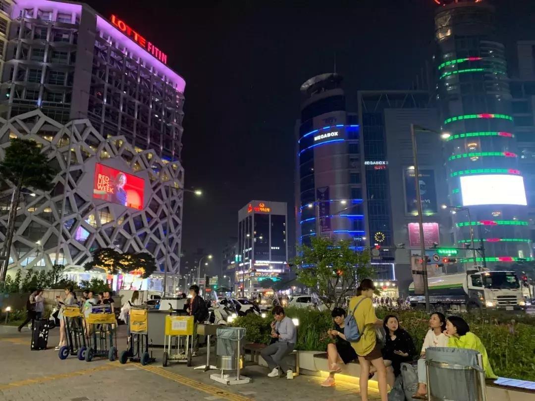 深夜,我在韩国东大门“血拼”了三小时