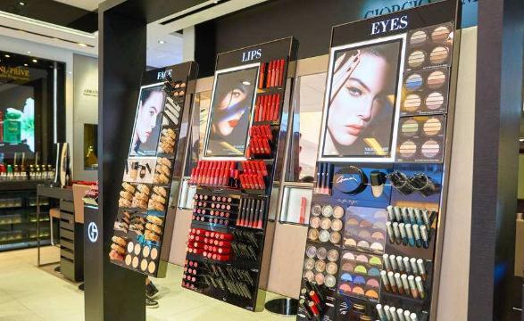 不做会计转行开化妆品店,他的几个加盟店年营收500万