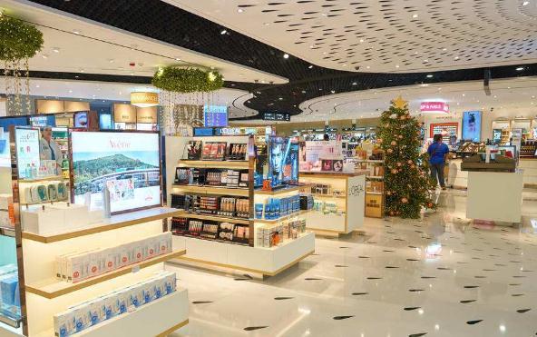 不做会计转行开化妆品店,他的几个加盟店年营收500万