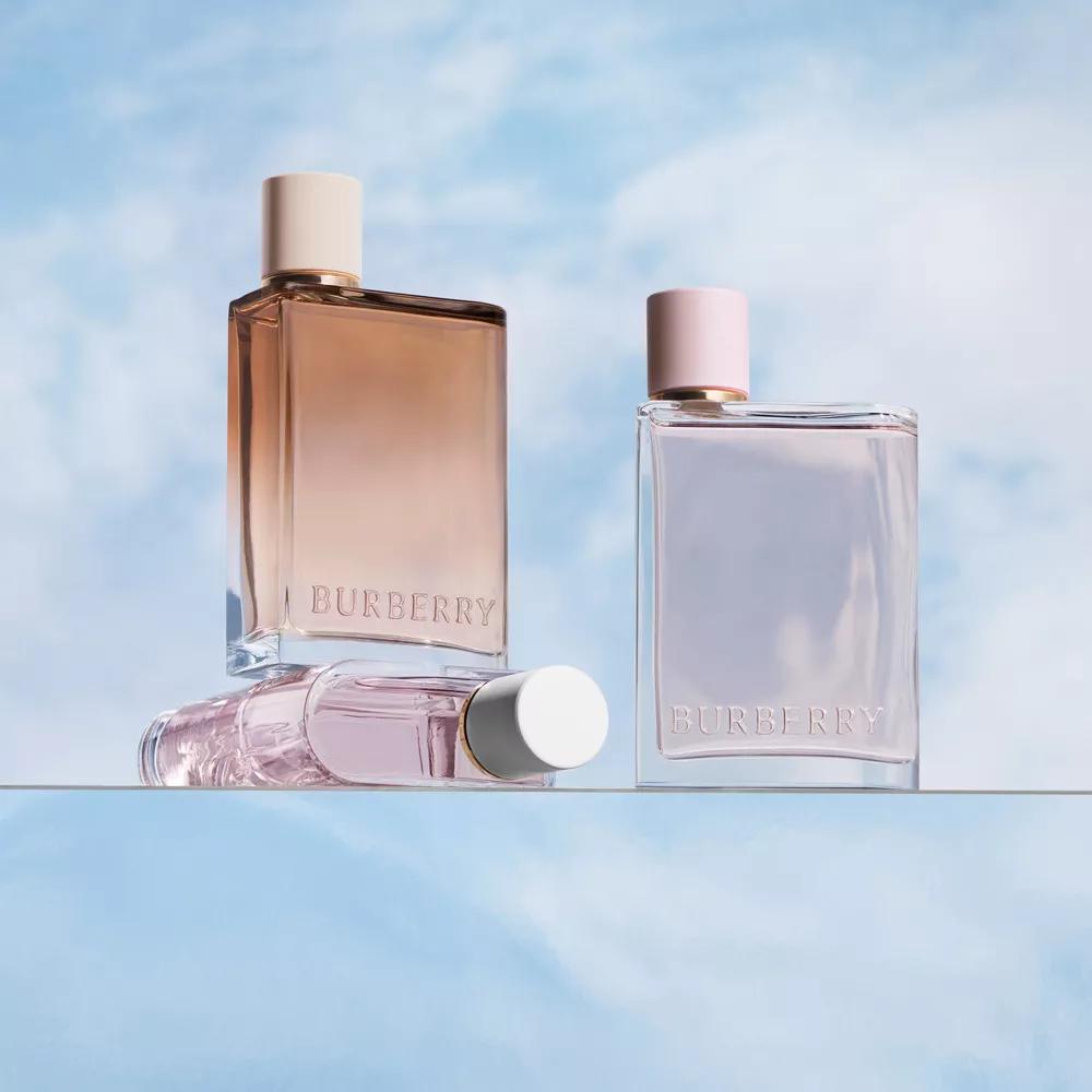 自由写意的年轻气息:Burberry新款香水Her London Dream