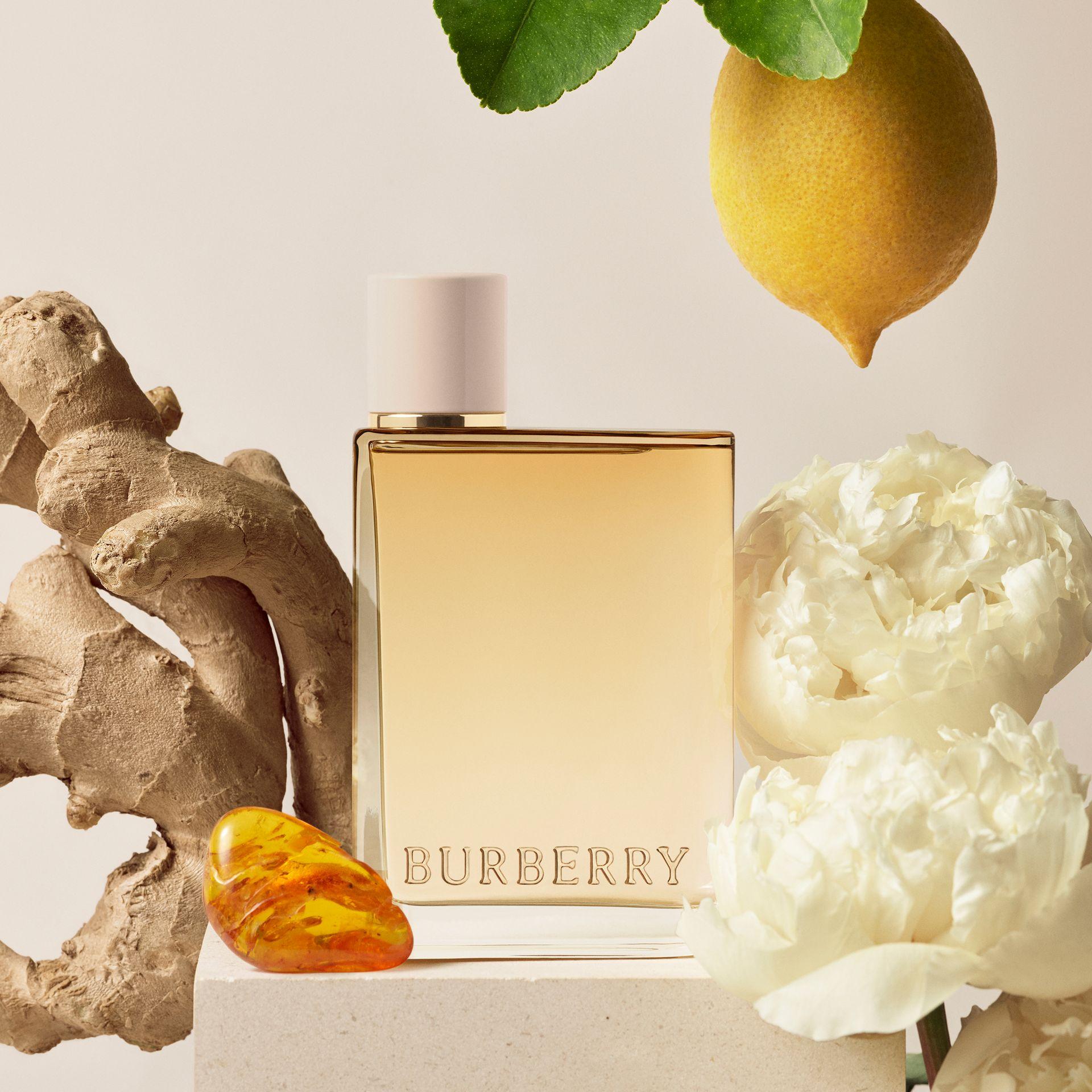 自由写意的年轻气息:Burberry新款香水Her London Dream