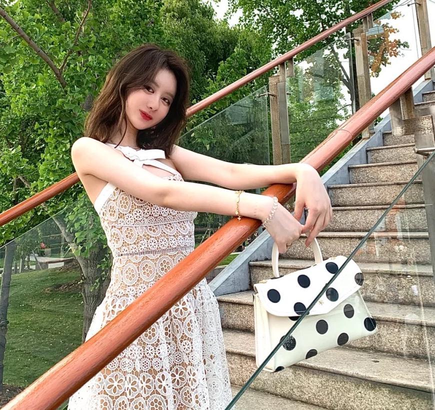 你还在背香奈儿、蔻驰等烂大街的包包?安利几款独特轻奢款给大家