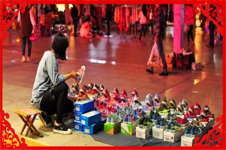 目前投资五万元做点小生意,一年能赚十来万,哪些项目可以做到?