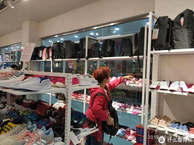 实惠到你想象不到!唯品会线下折扣店唯品仓探店