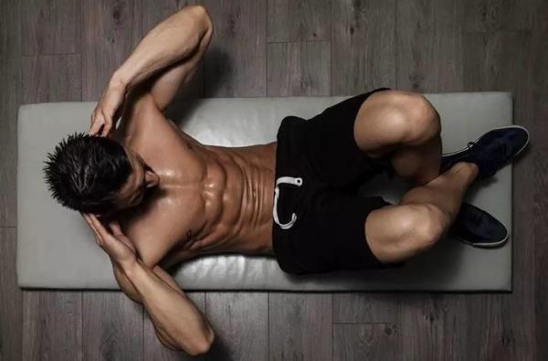卷腹和仰卧起坐有什么区别 训练腹肌的正确动作