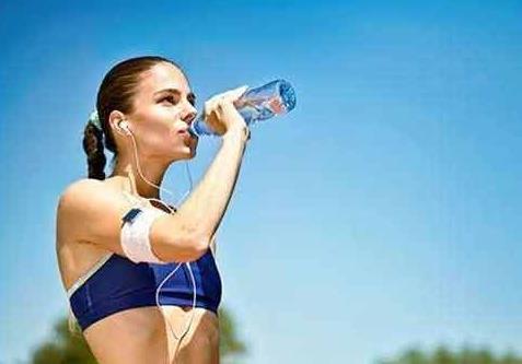 跑步前大量喝水好吗 喝水多久后才能跑步