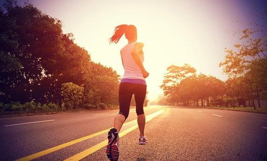 竞走和慢跑哪个减肥效果好 早上跑步的最佳时间是什么时候