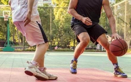 打篮球戴护膝护踝会有依赖性吗 打篮球戴护膝护踝的好处与危害有哪些