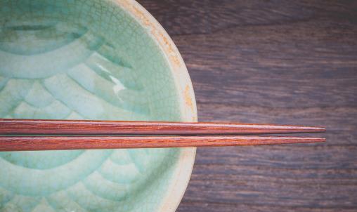 变色筷子别再用，闻一闻看一看辨别筷子过期没