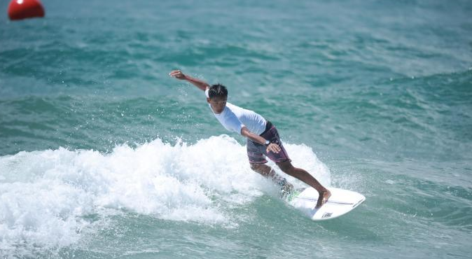 第十四届全国运动会冲浪比赛预赛在海南万宁日月湾开赛（海南万宁日月湾）