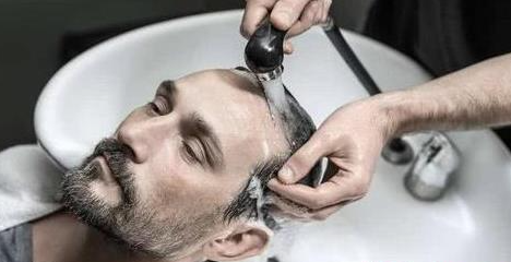 理发店可以自己带洗发水吗(用了理发店的洗发水有头屑)