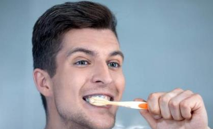 刷完牙总有白色絮状是什么东西
