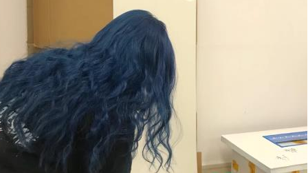 染蓝黑色头发多少钱（蓝黑色不掉色技巧）