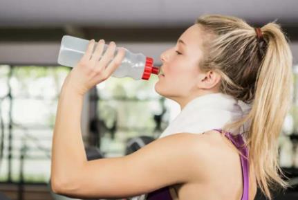 运动前和运动后什么时候喝水比较好(运动时想喝水怎么办)