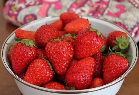 草莓不红但是很甜为什么(草莓怎么清洗干净)