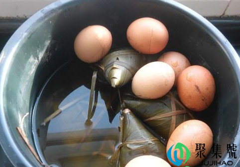 粽子里煮鸡蛋需要把鸡蛋打碎吗(粽子煮鸡蛋的做法)
