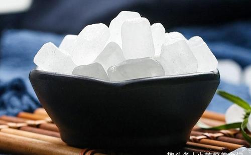 黄冰糖和白冰糖有什么区别哪个好(黄冰糖和白冰糖有什么区别哪个好)