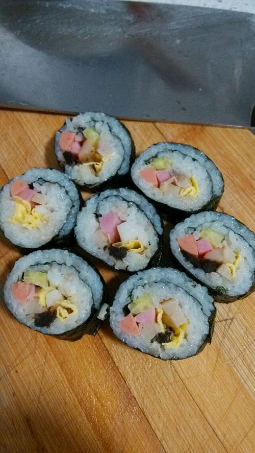 紫菜包饭最简单的做法(紫菜包饭的做法和材料)