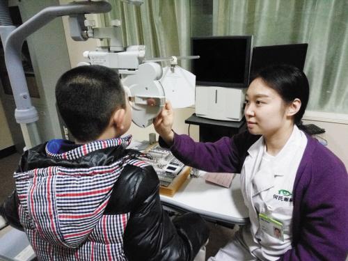 小学生视力多少正常(二年级小孩视力多少是正常的)