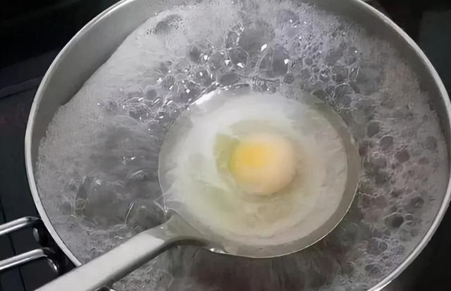 煮荷包蛋用热水还是冷水(用碗蒸荷包蛋用冷水还是热水)