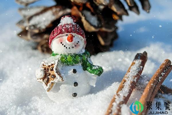 初雪治愈朋友圈文案句子，冬天第一场雪说说文案