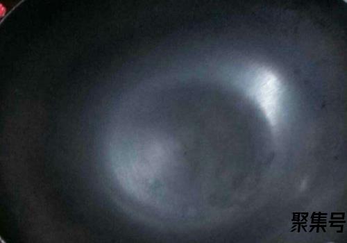 铁锅一干了里面的黄黄的(铁锅锅底发黄是什么)