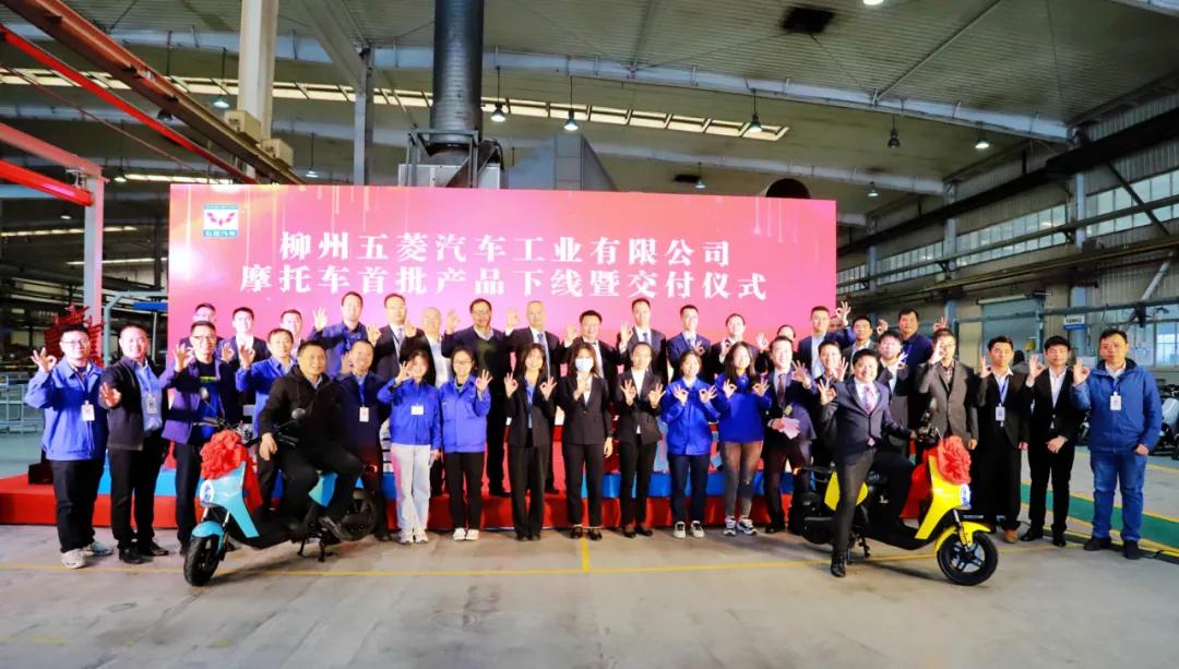 五菱首批电动车下线(五菱电动车价格及图片)