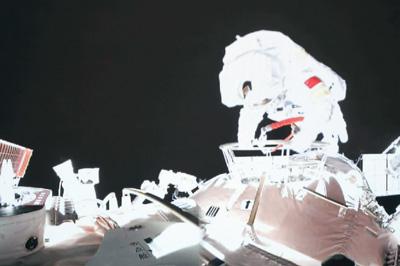 王亚平舱外服有国旗上星星的颜色（王亚平舱外服）