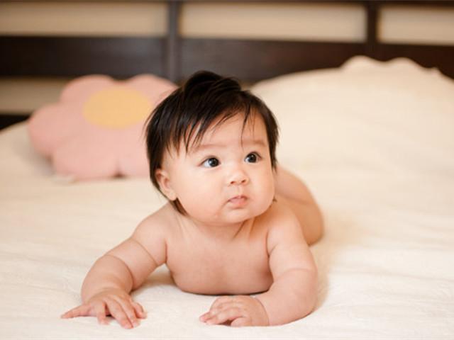 延迟退休的同时,要取消养老金双轨制,放开生育鼓励生孩子