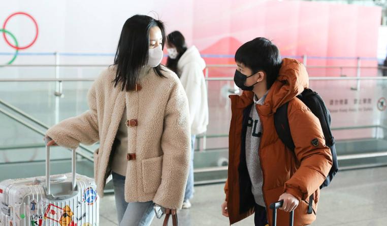 董洁带12岁儿子现身机场(董洁和儿子亲密照)