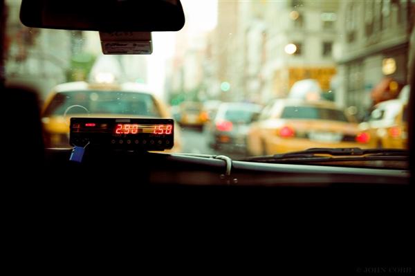 网约车偏离路线女乘客跳车(警方立案)