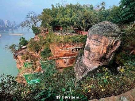 乐山大佛脸又双叒叕花了(乐山大佛为何会花脸流泪)