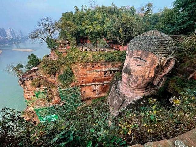 乐山大佛为何会花脸流泪(乐山大佛脸又花了)