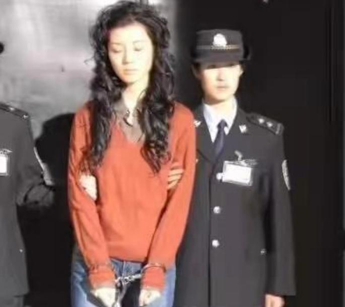 一枪没打死的女犯人(犯人枪毙现场)