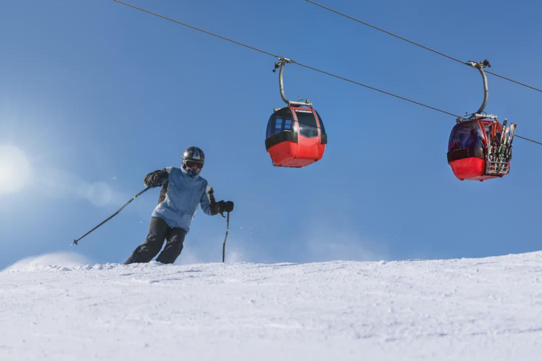 一个雪季花7万 今冬滑雪有多火?(高山滑雪)