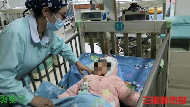 爸爸家中放烟花 女儿被送进ICU(我和爸爸放烟花)