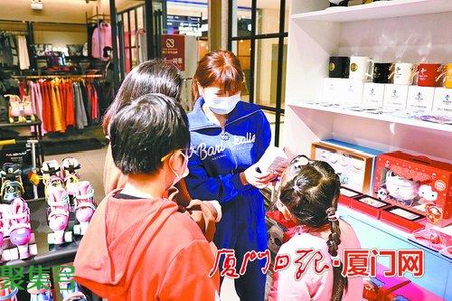 冰墩墩成新晋顶流 市民排长队抢购（冬奥吉祥物）