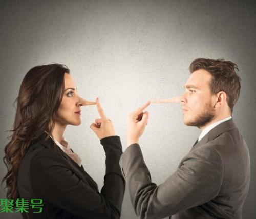 女人舔嘴唇是什么意思（女孩舔一下嘴唇代表什么）