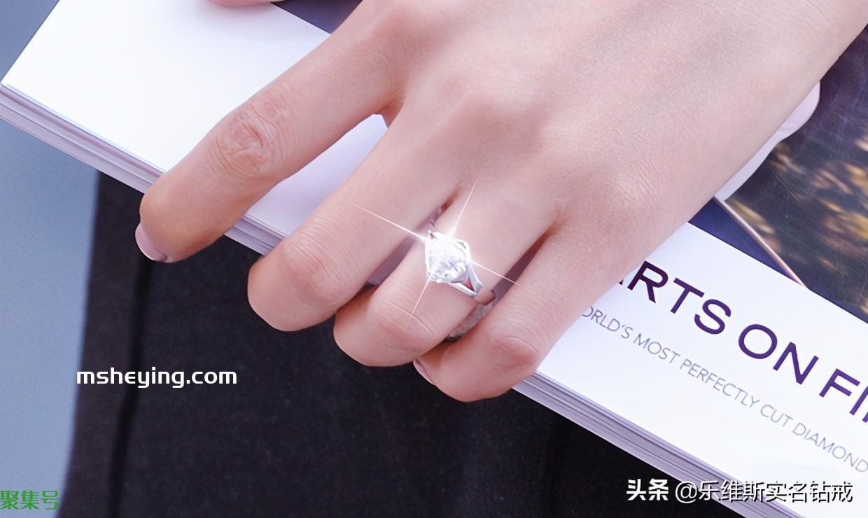 订婚戒指戴哪个手指(订婚戒指的戴法)