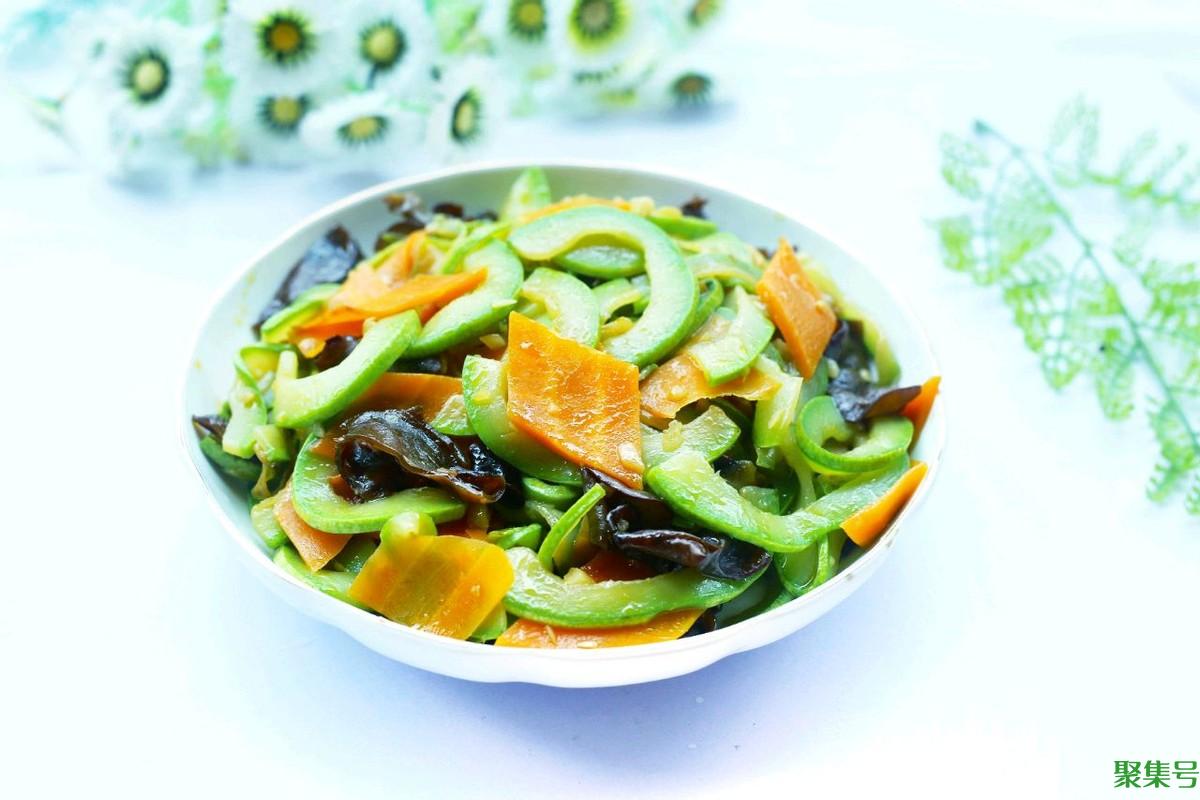 西葫芦怎么炒才好吃(家常素炒西葫芦的做法)