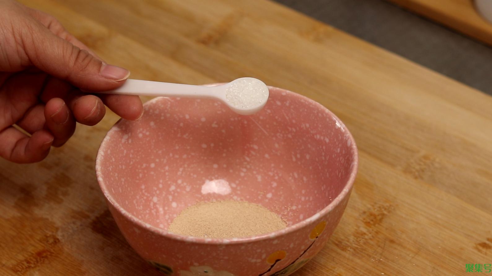 蒸馒头,只加酵母就错了,牢记这3个技巧,馒头蓬松暄软不塌陷